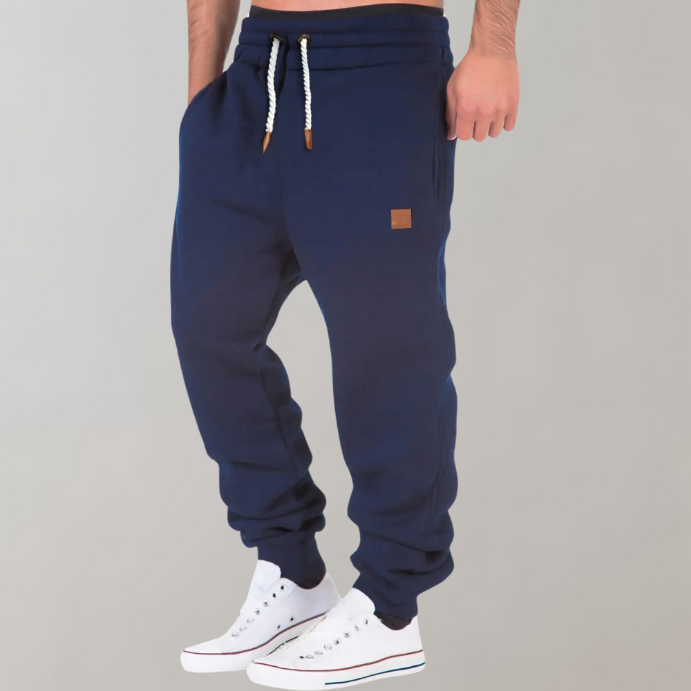 Herr joggingbyxa med praktiska fickor. Bekväma vardagsbyxor och träningsbyxor i stretch för optimal rörelsefrihet.