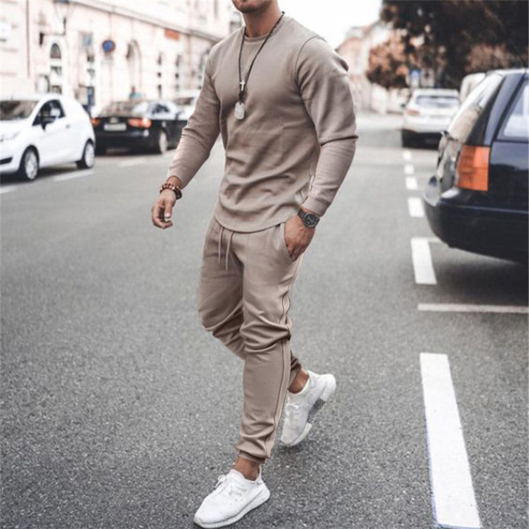 Fashionabel herr joggingdräkt, sportkläder i tvådelat set för män. Idealisk för höst och vår.