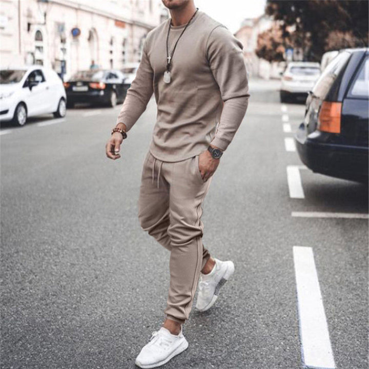Fashionabel herr joggingdräkt, sportkläder i tvådelat set för män. Idealisk för höst och vår.