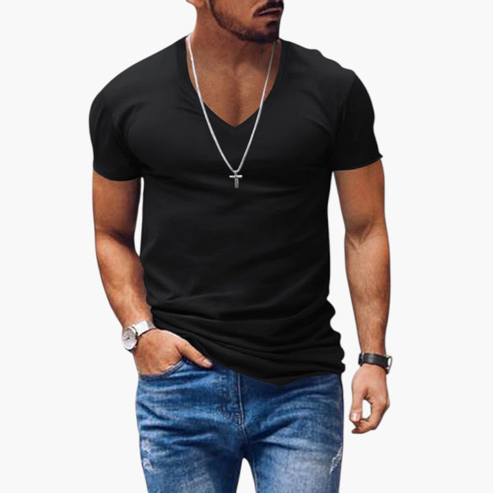 Stilren herr t-shirt med bekväm v-ringning och korta ärmar. Perfekt basplagg för vardagsmode.