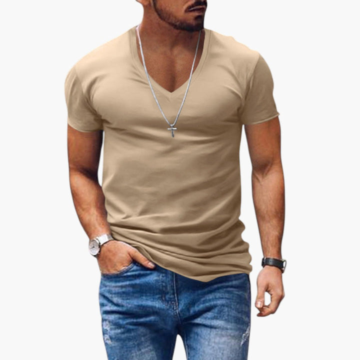 Bekväm herr t-shirt med V-ringning, korta ärmar. Idealisk sommar- och vardagsmode för en avslappnad stil.