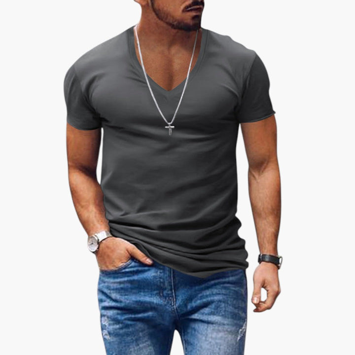 Mångsidigt herr basplagg med V-ringning och korta ärmar. Mjuk och bekväm t-shirt för alla tillfällen.