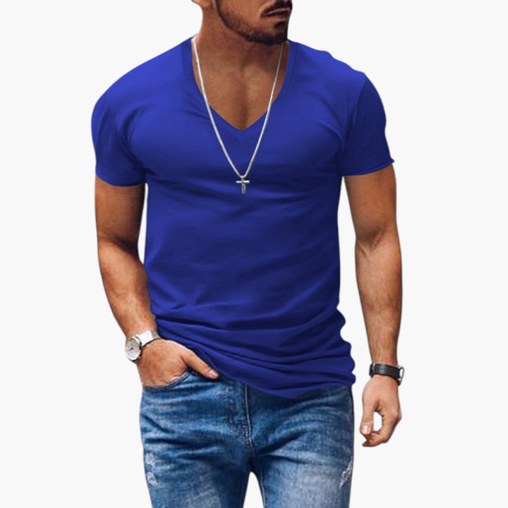 Enfärgad, stilren herr t-shirt med V-ringning. Klassiskt basplagg som passar perfekt i varje sommargarderob.