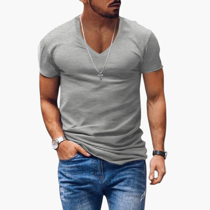 Närbild på en bekväm herr t-shirt med korta ärmar som visar den djupa, stilrena V-ringningen.