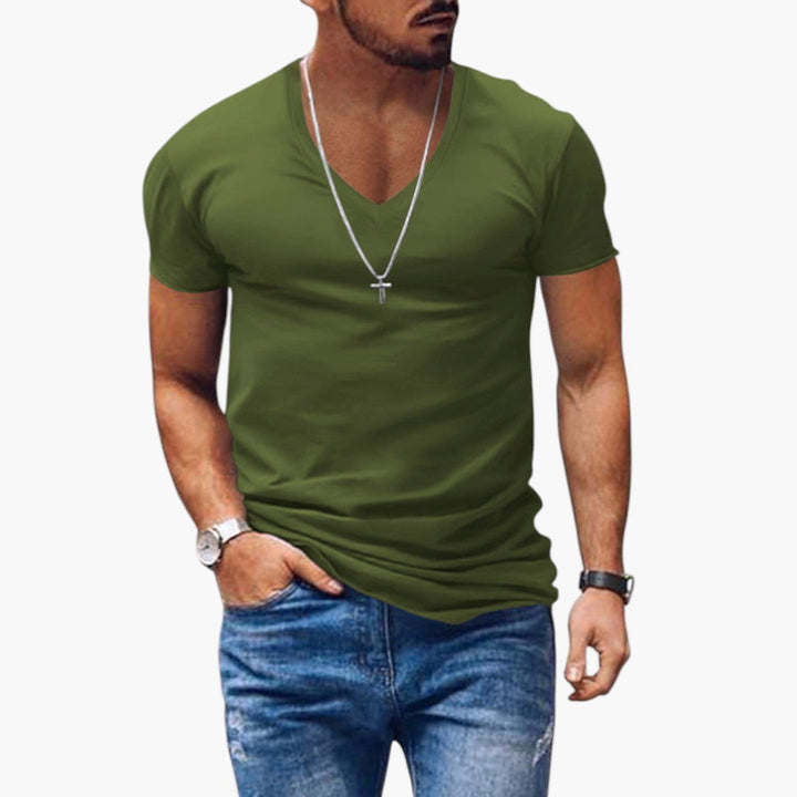 Mjuk herr t-shirt med korta ärmar och V-ringning. Ett bekvämt basplagg för vardagsbruk och sommarvärme.