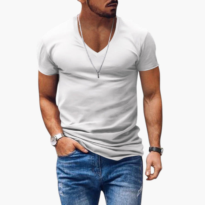 Man bär en stilren, slim fit herr t-shirt med V-ringning och korta ärmar, perfekt för vardagsmode.