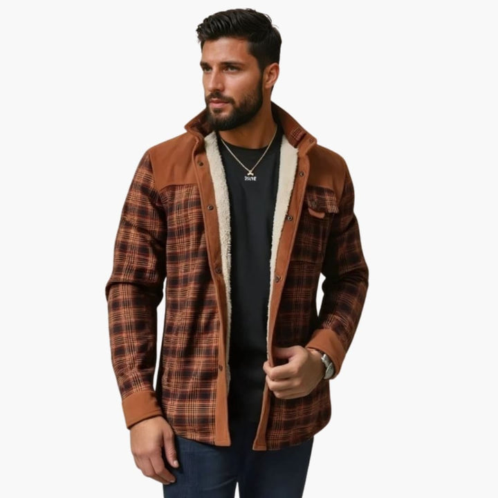 Funktionell herrjacka i modern design för höst- och vårmode. Stilren med ståkrage och praktiska utanpåfickor.