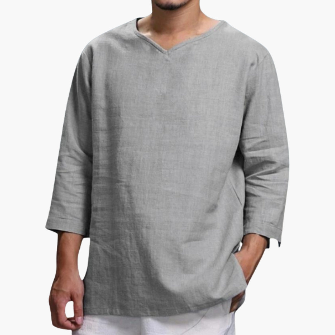 Modern pullover herrskjorta med v-ringning och lång ärm. Ger en casual men stilren look, idealisk för herrkläder.