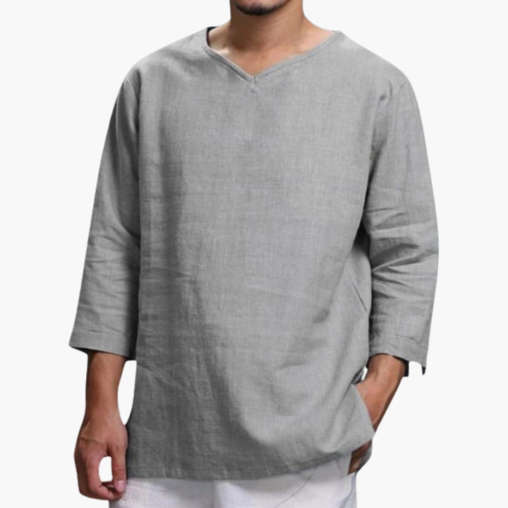 Modern pullover herrskjorta med v-ringning och lång ärm. Ger en casual men stilren look, idealisk för herrkläder.