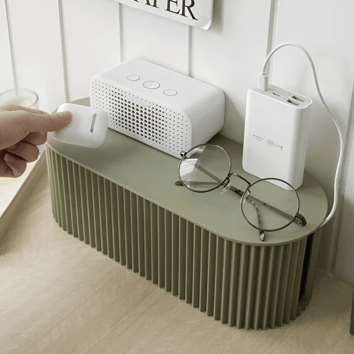 Stilren kabelbox i minimalistisk design på skrivbordet, organiserar sladdar för ett rent intryck.