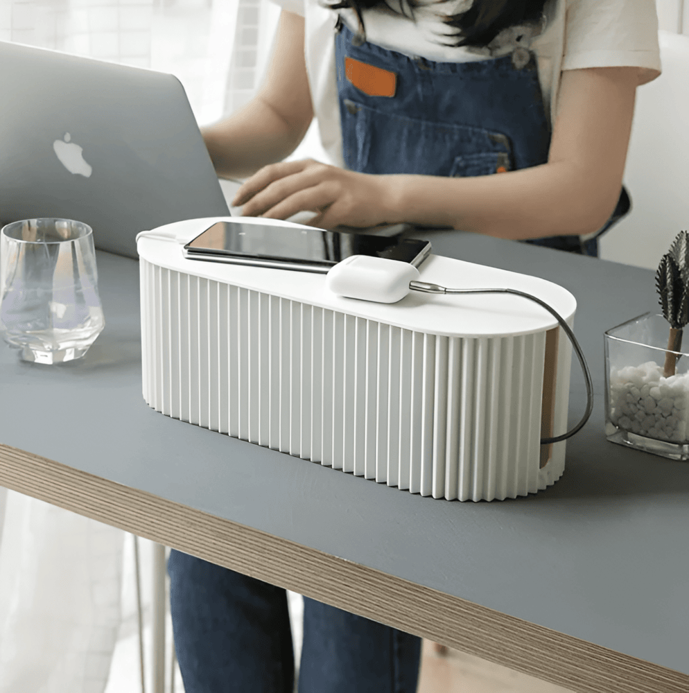Elegant, minimalistisk kabelbox för ett prydligt hem. Döljer enkelt kablar och bidrar till rofylld inredning.