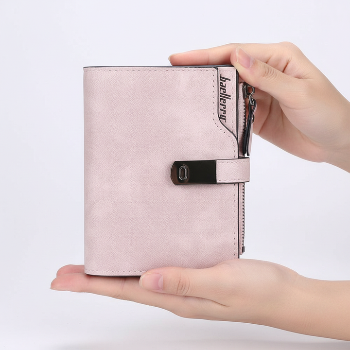Elegant kort damplånbok i handen. Stilren PU-läder plånbok med säker magnetstängning, praktisk accessoar.
