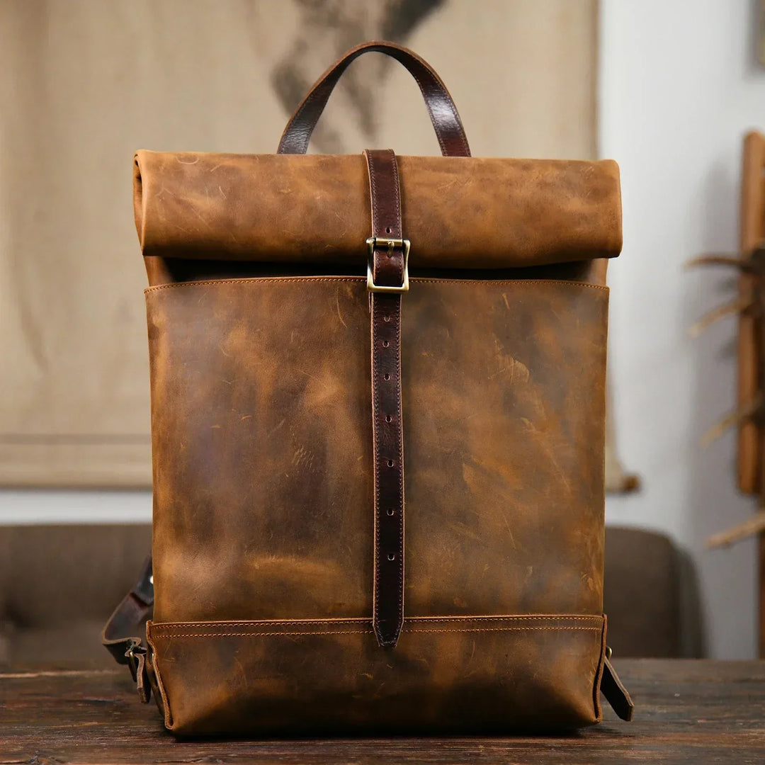Elegant arbetsryggsäck i brunt läder för laptop. Praktisk skolväska & dagryggsäck med stilren och hållbar design.