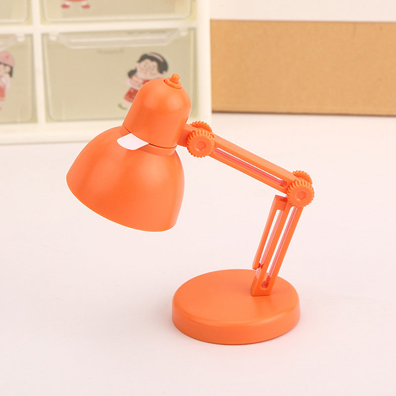 "Stilren magnetisk mini skrivbordslampa i flera färger med justerbar vinkel och bärbar kompakt design."