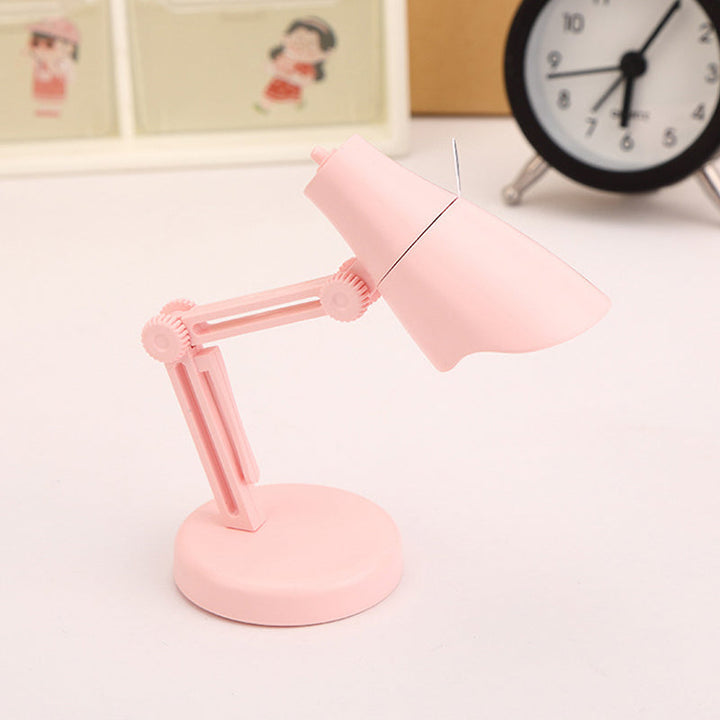 "Stilren magnetisk mini skrivbordslampa i flera färger med justerbar vinkel och bärbar kompakt design."