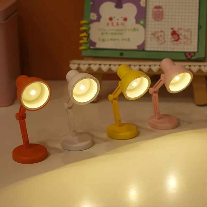 "Stilren magnetisk mini skrivbordslampa i flera färger med justerbar vinkel och bärbar kompakt design."