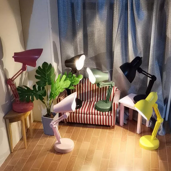 "Stilren magnetisk mini skrivbordslampa i flera färger med justerbar vinkel och bärbar kompakt design."
