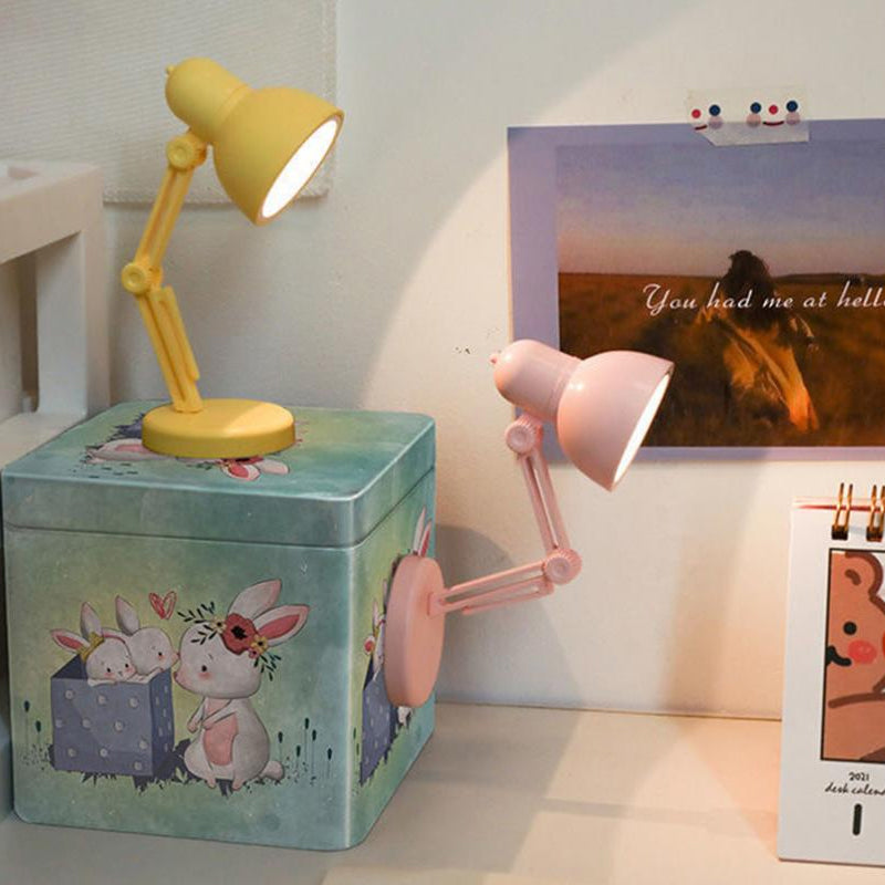 "Stilren magnetisk mini skrivbordslampa i flera färger med justerbar vinkel och bärbar kompakt design."