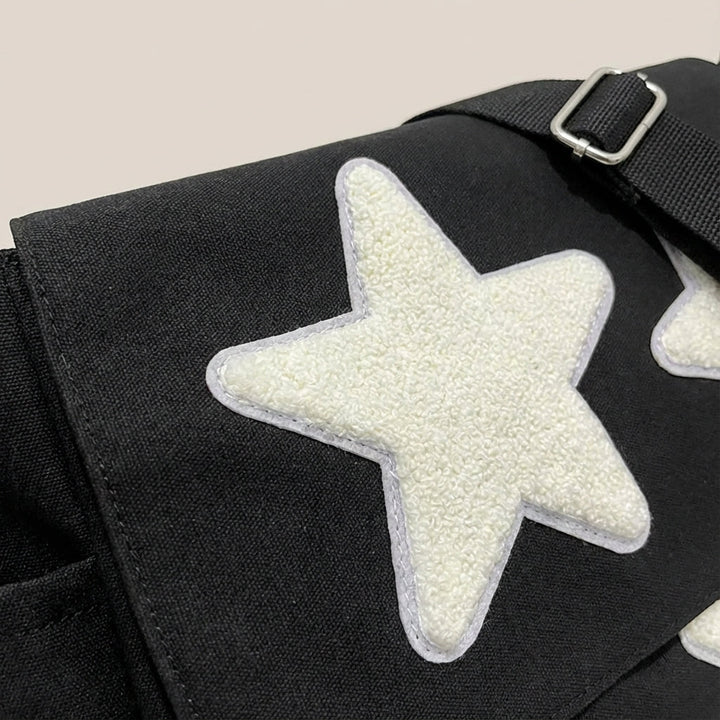 Vattentålig stjärnmönstrad messengerväska för damer. Bekväm crossbodyväska i polyester, stilren för alla tillfällen.