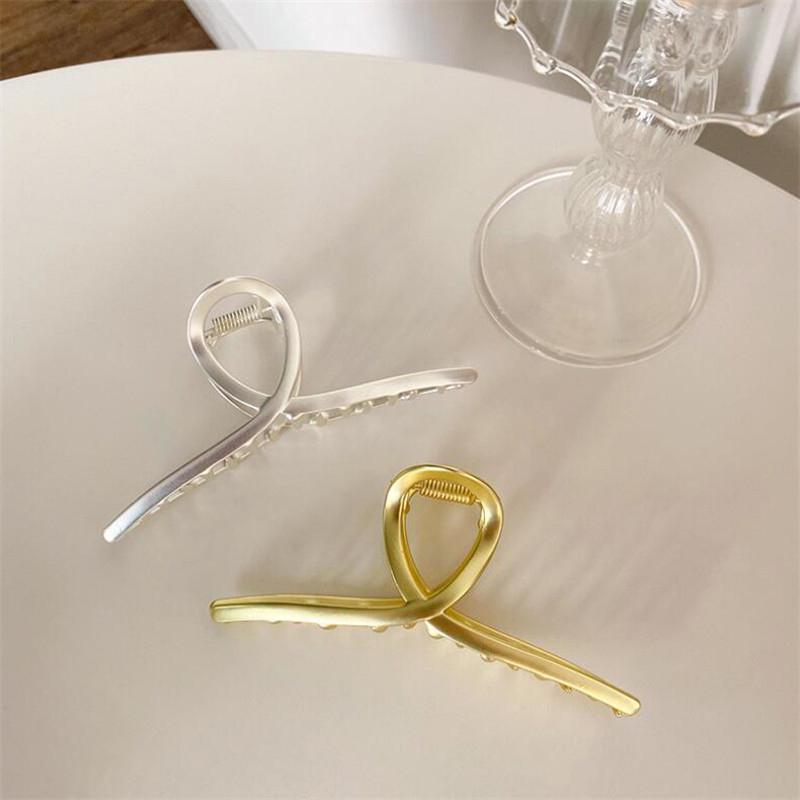 "Stilren metallisk hårklämma för kvinnor med elegant glans, perfekt för att lägga till en touch av elegans i din frisyr."