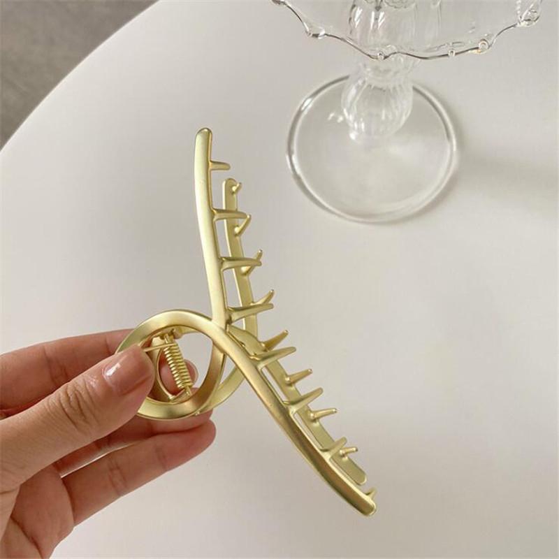 "Stilren metallisk hårklämma för kvinnor med elegant glans, perfekt för att lägga till en touch av elegans i din frisyr."