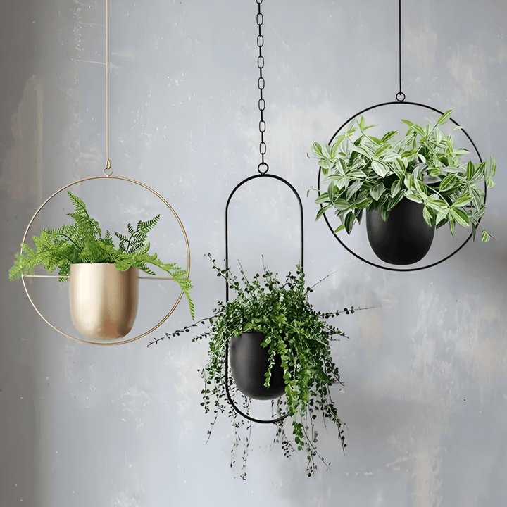 Svart avlång hängande blomkruka, minimalistisk och chic inredningsdetalj för hemmet.