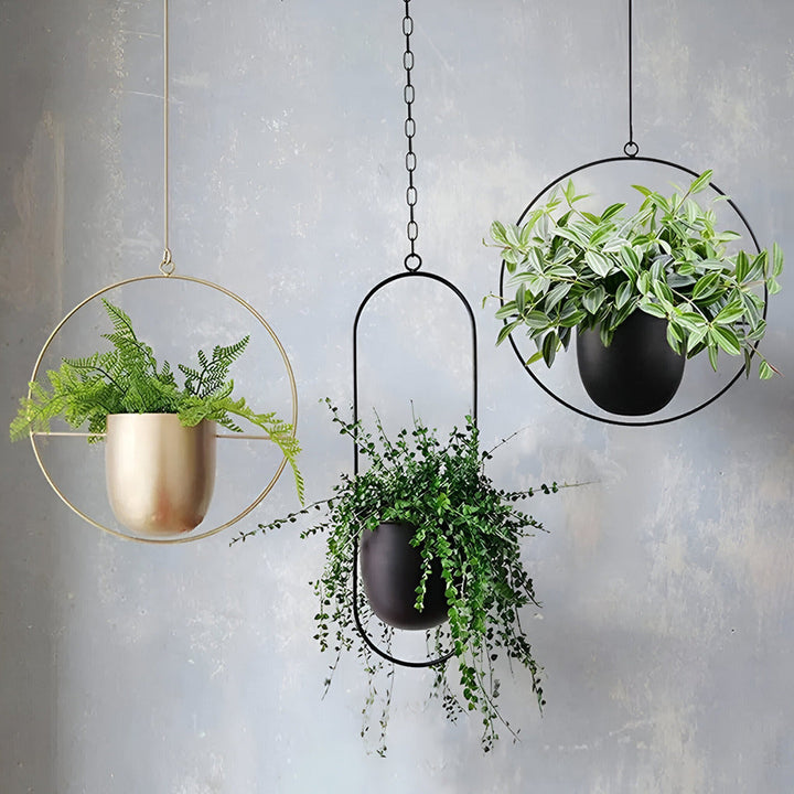 Minimalistisk hängande blomkruka i guld, perfekt för heminredning och stilren kontorsmiljö.