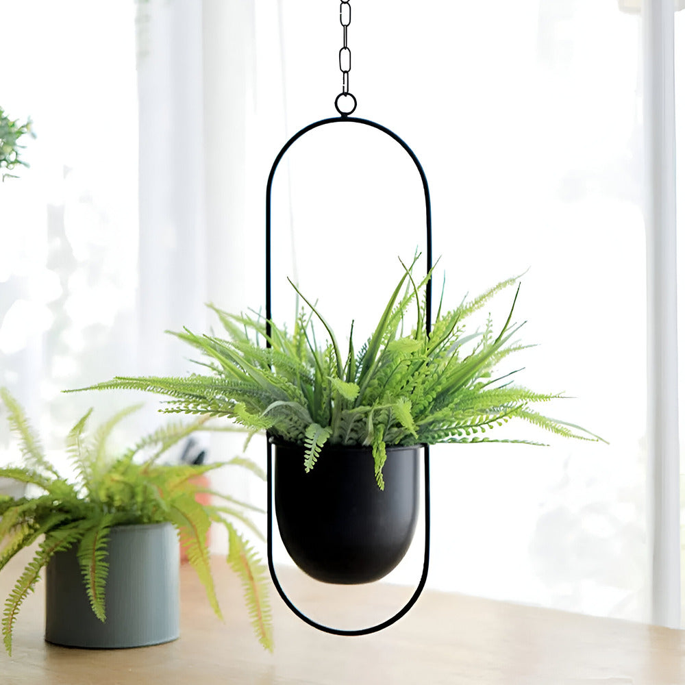 Elegant svart hängande blomhållare, stilren väggdekoration som passar små växter perfekt.