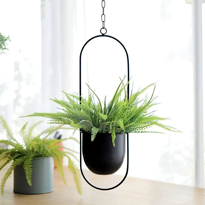 Elegant svart hängande blomhållare, stilren väggdekoration som passar små växter perfekt.