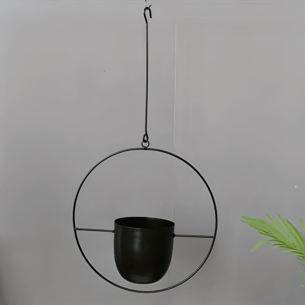 Guldfärgad hängande blomkruka, lyxig väggdekoration som lyfter heminredningen. Modern stil.