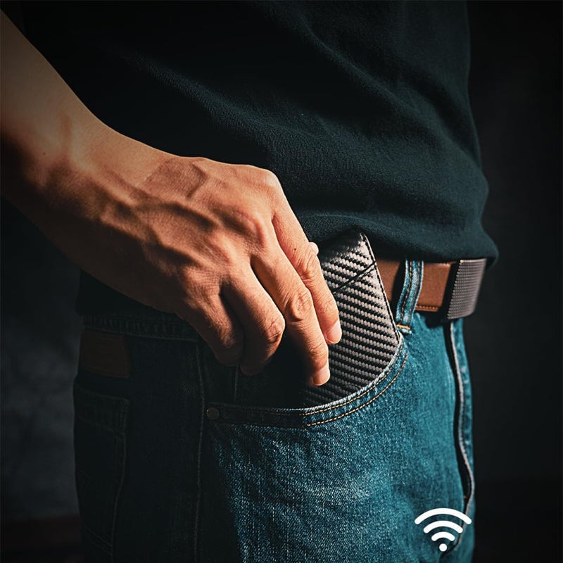 "Stilren RFID-säker läderplånbok för män, slank design i svart läder med elegant mönster, perfekt för framfickan."