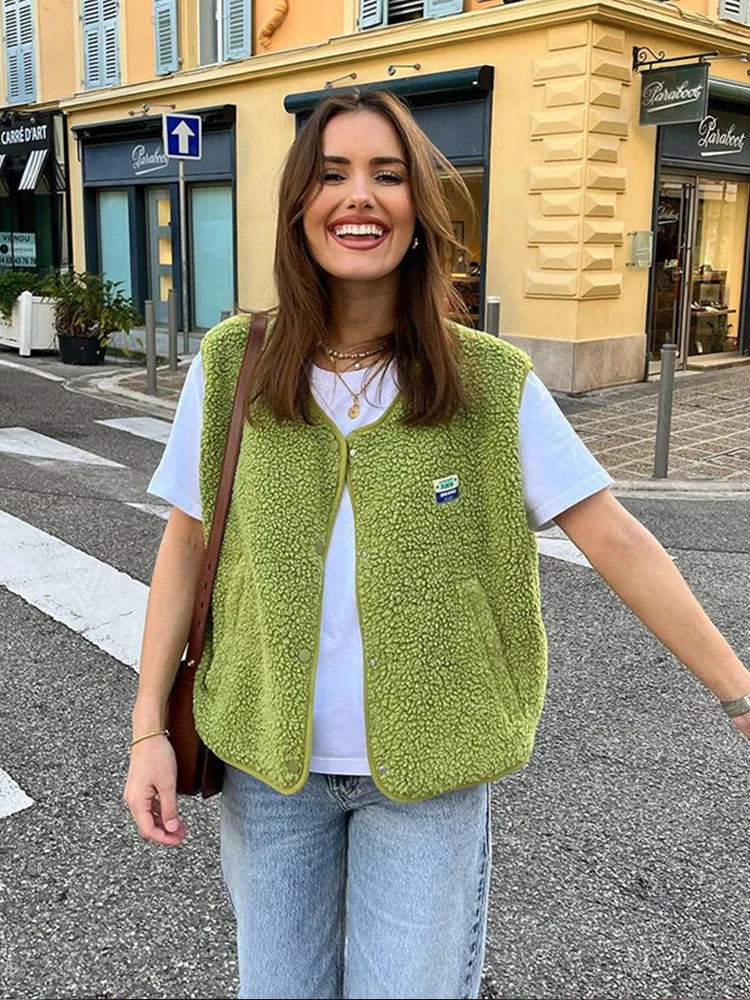 Bekväm grön damväst, idealisk för lager på lager-styling, ett måste för höst- och vintergarderoben.