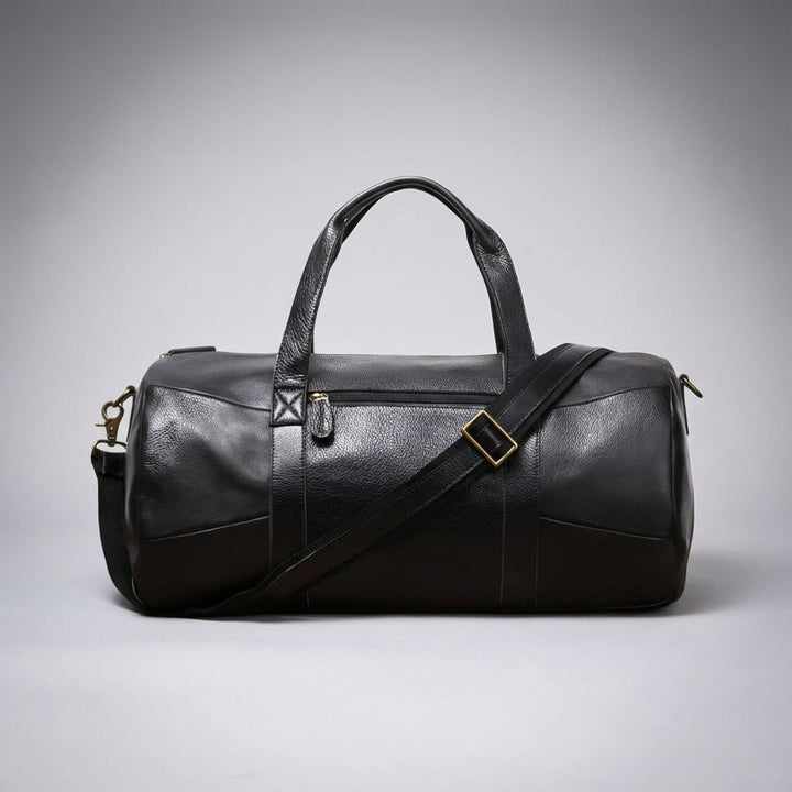 Interiörbild av rymlig weekendväska, redo för organiserad packning som handbagage för kortresan.