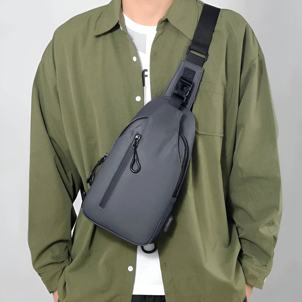 Stilren svart herr crossbody väska, justerbar för optimal komfort. Perfekt för mode och vardag.