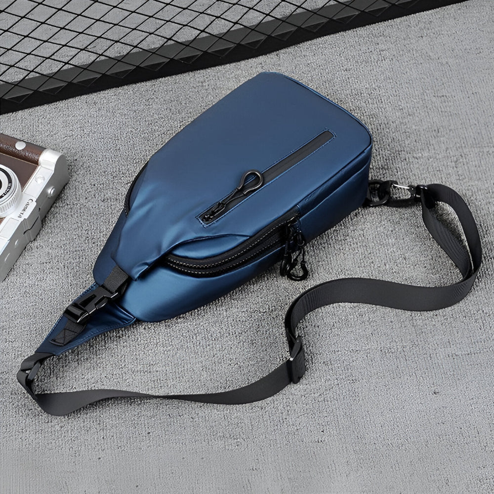 Man bär stilren herr crossbody väska, en trendig och praktisk accessoar för vardagen.