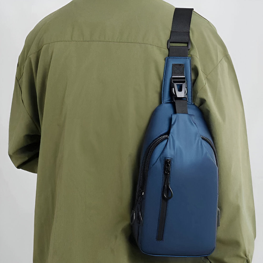Herr crossbody väska i stilren design, idealisk för stadsliv och resebehov. Robust och modern.