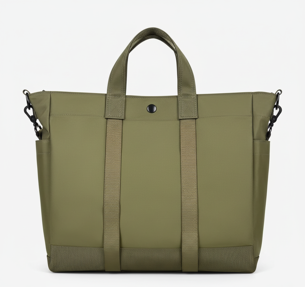 ToteMax dam laptopväska på ett skrivbord. En mångsidig kontorsväska och vardagsväska som kombinerar stil & funktion.