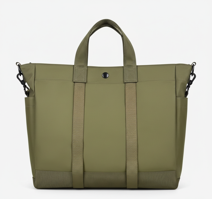 ToteMax dam laptopväska på ett skrivbord. En mångsidig kontorsväska och vardagsväska som kombinerar stil & funktion.