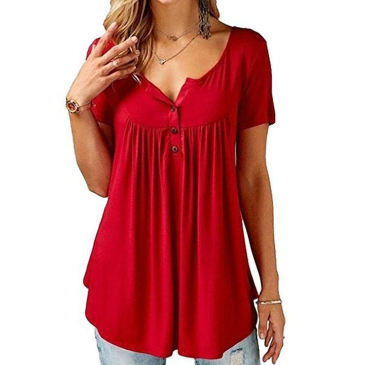 "Stilren t-shirt för kvinnor, enfärgad med ruchad knappdetalj, kort ärm och rund hals, perfekt för enkel elegans."