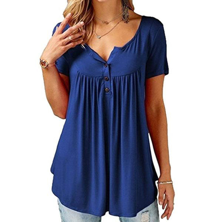 "Stilren t-shirt för kvinnor, enfärgad med ruchad knappdetalj, kort ärm och rund hals, perfekt för enkel elegans."
