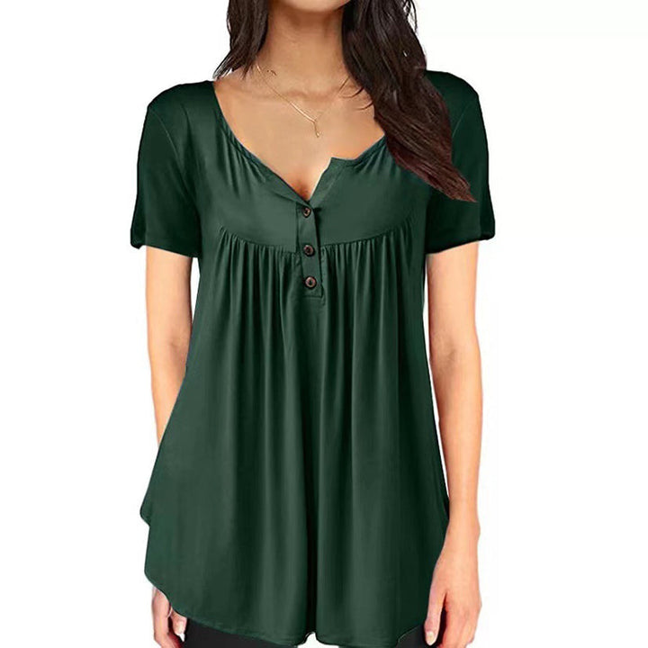 "Stilren t-shirt för kvinnor, enfärgad med ruchad knappdetalj, kort ärm och rund hals, perfekt för enkel elegans."