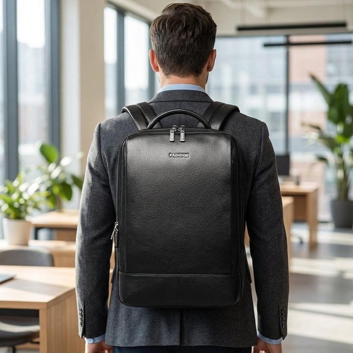 Stilren unisex laptopryggsäck i fullnarvsläder för 17-tums laptop. Perfekt för pendling och arbete.