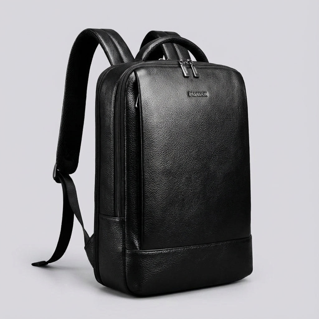 Bekväm unisex ryggsäck i fullnarvsläder, rymmer 17-tums laptop. Stilren för skola, arbete och stadspendling.