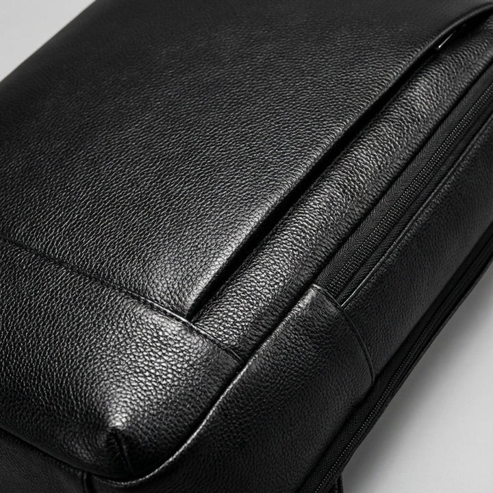 Elegant UrbanLuxe laptopväska i fullnarvsläder, unisex design för 17-tums dator. Perfekt som pendlarväska.