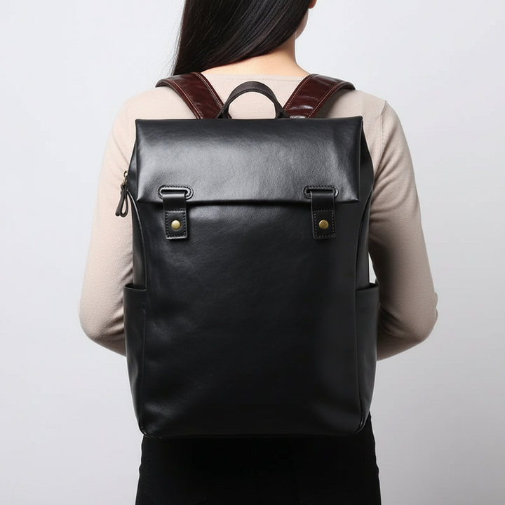 Detaljbild av högkvalitativt läder på BackPackPro laptopryggsäck. Lyxig unisex design för arbete & resa.