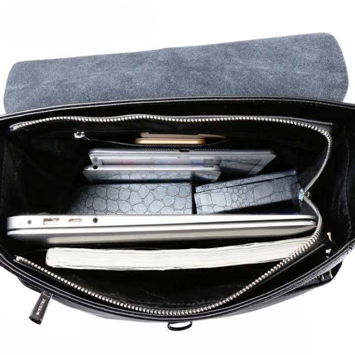 Högkvalitativ läderryggsäck för laptop. Stilren arbetsväska med slitstark design för professionellt bruk.