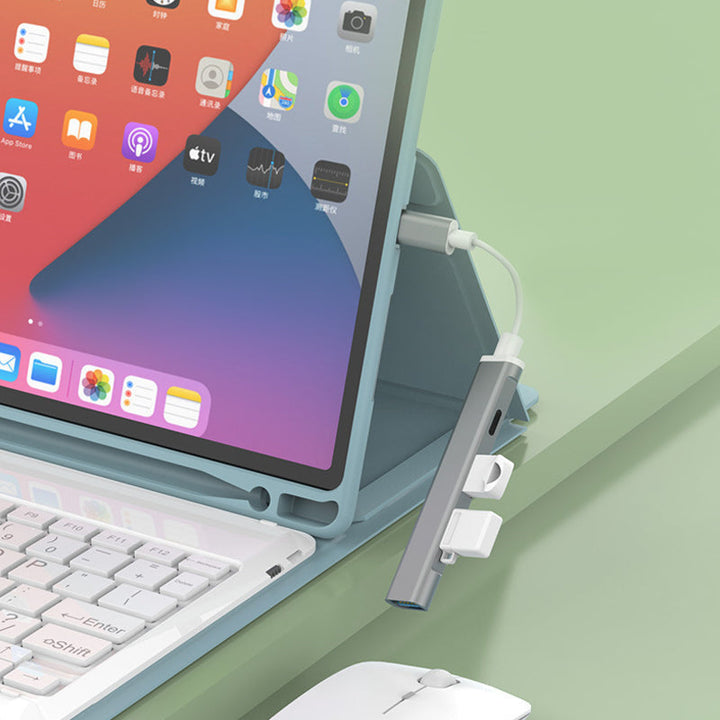 "Stilren USB Typ C HUB i silver med 4 portar för snabb anslutning och höghastighetsöverföring, kompakt och användarvänlig."