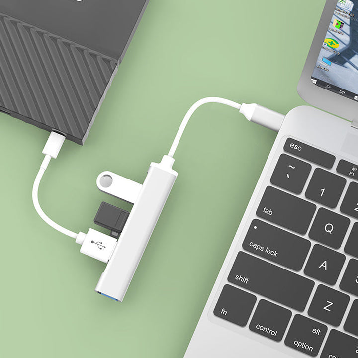"Stilren USB Typ C HUB i silver med 4 portar för snabb anslutning och höghastighetsöverföring, kompakt och användarvänlig."