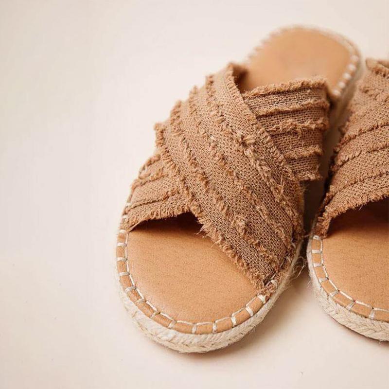 "Stilrena dam sandaler med korsrem i naturliga färger, konstgjord PU-material, eleganta för alla tillfällen."