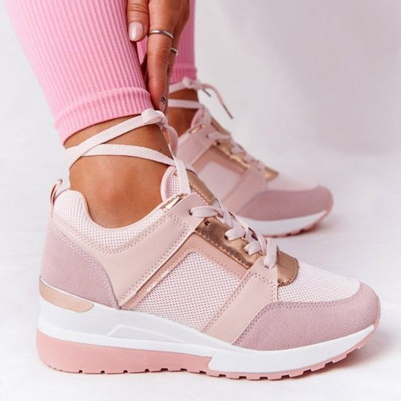Trendiga guldskor för dam. Eleganta damsneakers med snörning för en stilren look.